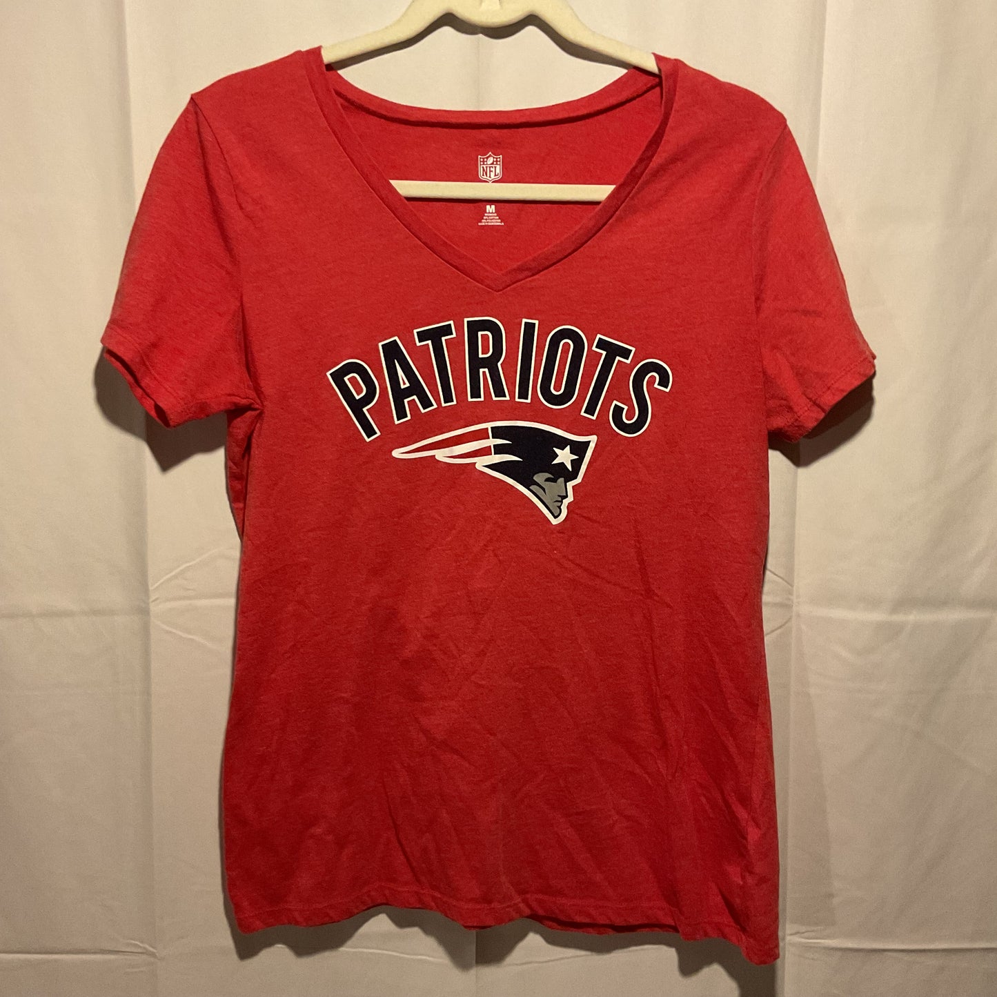 (M) NFL New England Patriots Football Women’s T-Shirt Front Graphic NFL TEAM APPAREL BRAND